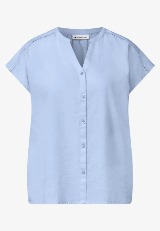 Lichtblauwe kortarmige blouse met V-hals en knoopsluiting