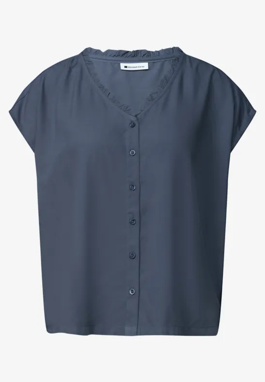 Donkerblauwe damesblouse met korte mouwen, knoopsluiting en V-hals.
