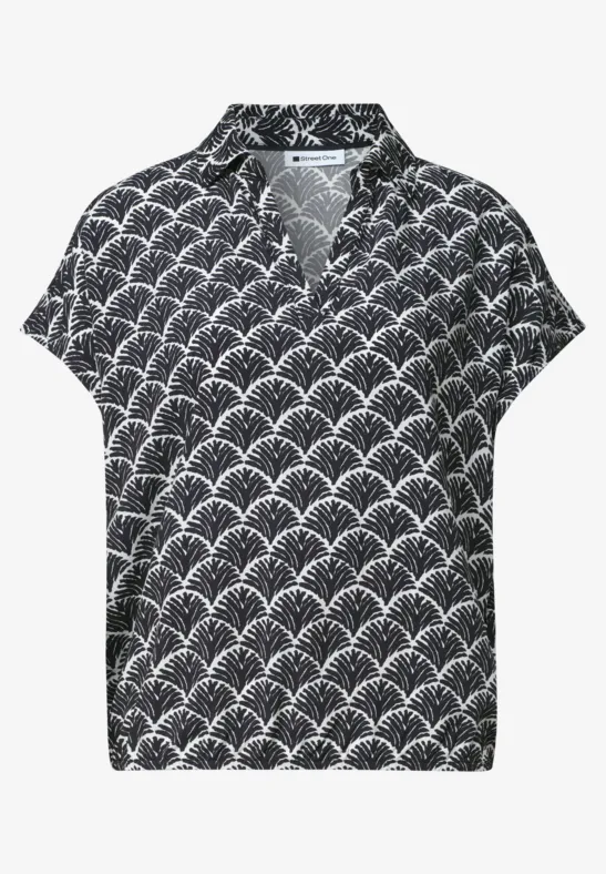 Zwarte korte mouwen blouse met witte waaierprint en V-hals.