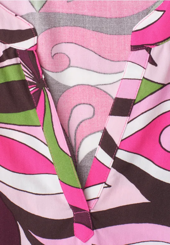 Motif de tissu coloré avec des formes abstraites ondulées en rose, blanc, gris, vert et noir.