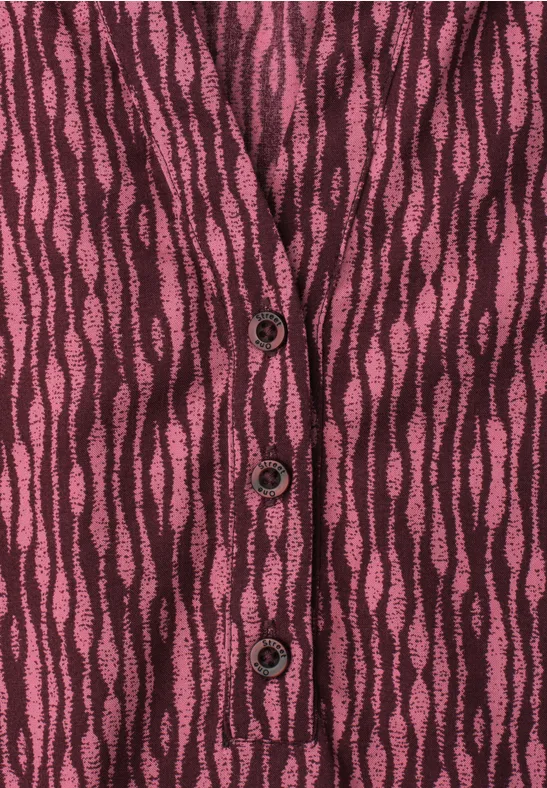 Ärmelloses Stricktop mit V-Ausschnitt und Knopfleiste, pink-braunes Wellenmuster.