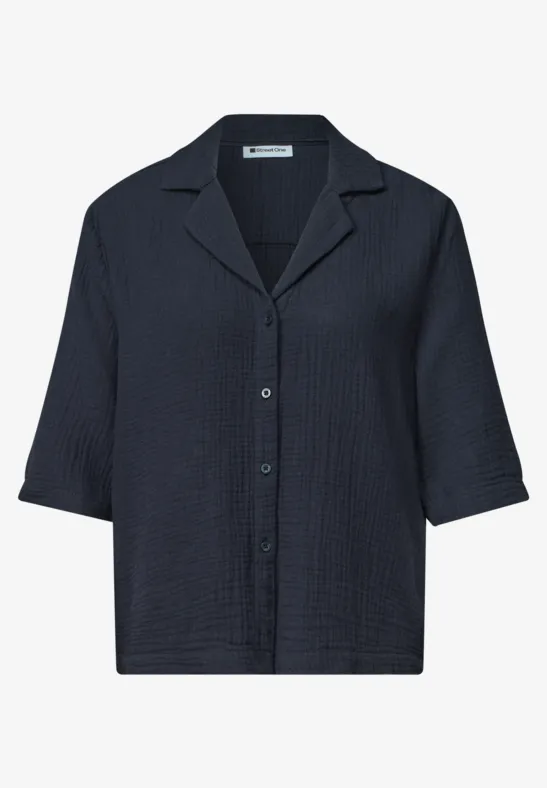 Dunkelblaue, legere Bluse mit halblangen Ärmeln, Hemdkragen und Knopfleiste.