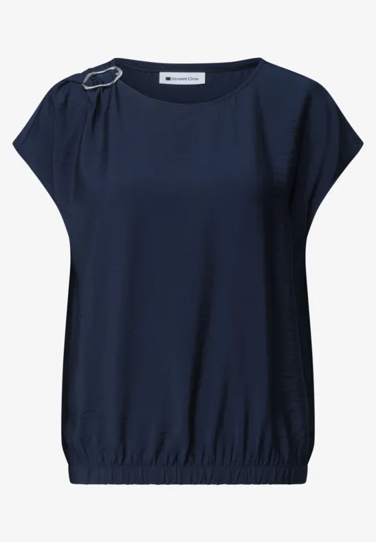 Donkerblauw damesshirt met decoratieve ring op de schouder en elastische zoom