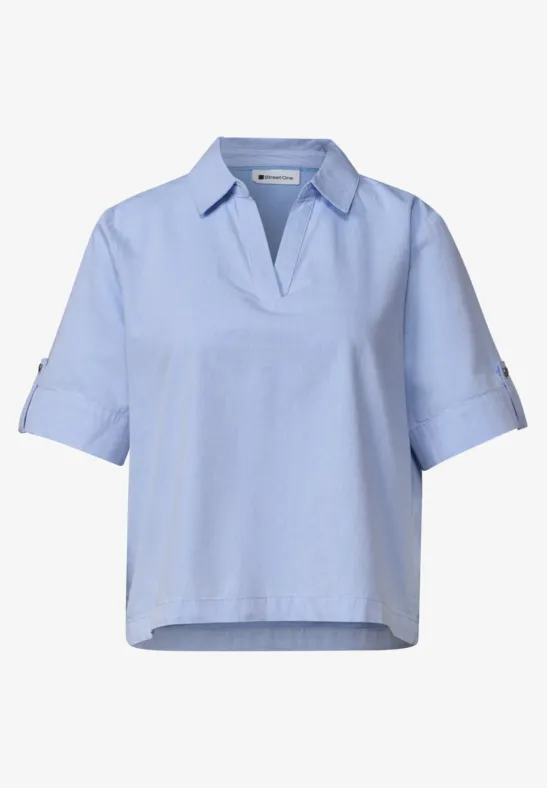 Lichtblauwe blouse met korte mouwen, V-hals en overhemdkraag, losse pasvorm.
