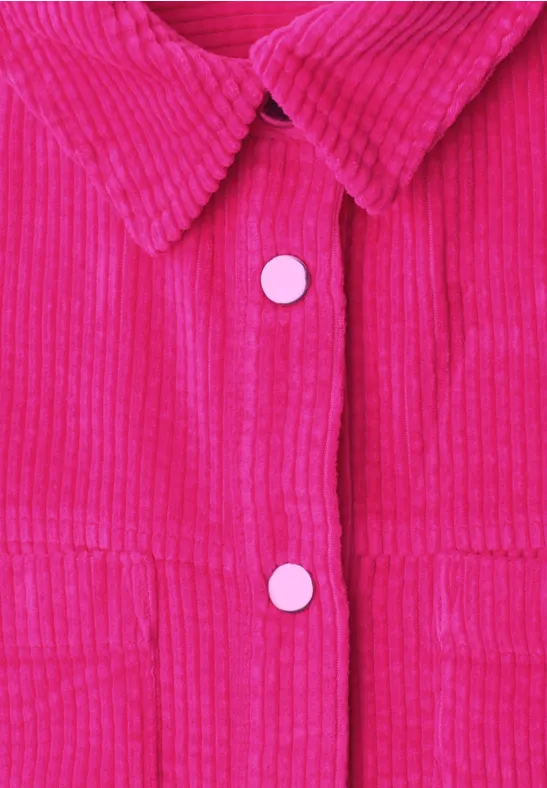 Nahaufnahme einer pinkfarbenen Cordjacke mit weißen runden Knöpfen und Kragen