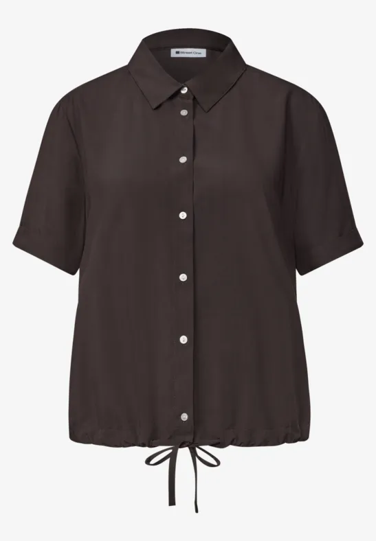 Kurzärmlige, dunkelbraune Hemdbluse mit Knopfleiste, Hemdkragen und Kordelzug am Saum.