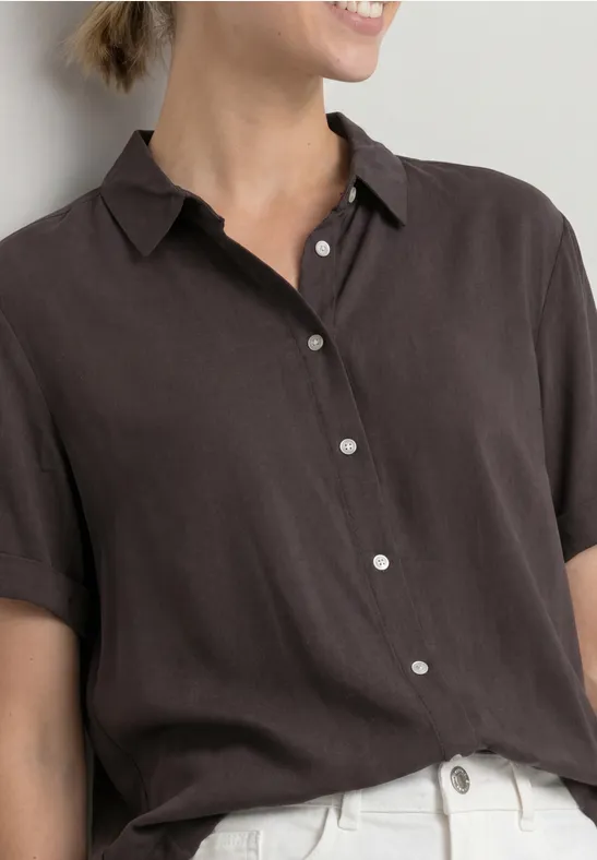 Hemdbluse in dunklem Braun, kurzärmelig, locker geschnitten