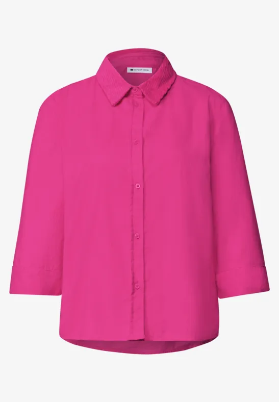 Pinkfarbene Bluse mit Kragen, Knopfleiste und ¾-Ärmeln.