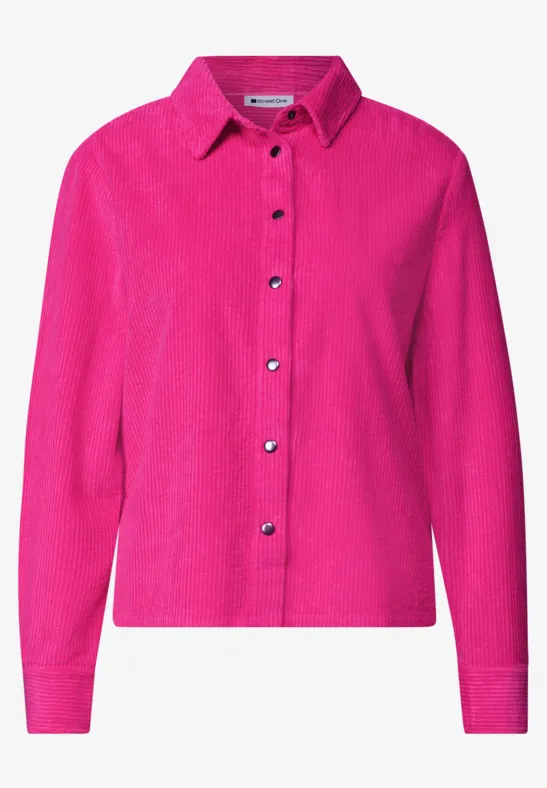 Chemise rose vif à manches longues avec col et patte de boutonnage.