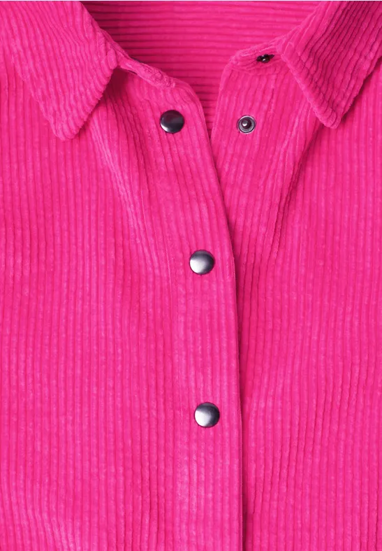 Veste en velours côtelé rose avec boutons-pression argentés
