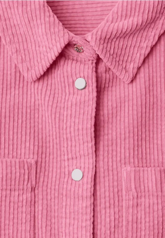 Veste rose en velours côtelé avec fermeture à boutons.