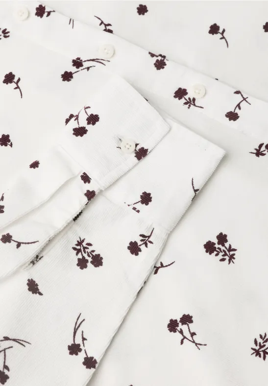 Weißes Hemd mit kleinem braunem Blumenmuster.