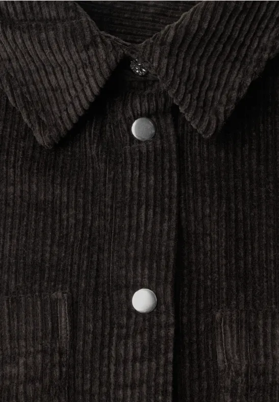 Bruine corduroy jas met kraag en zilverkleurige drukkers.