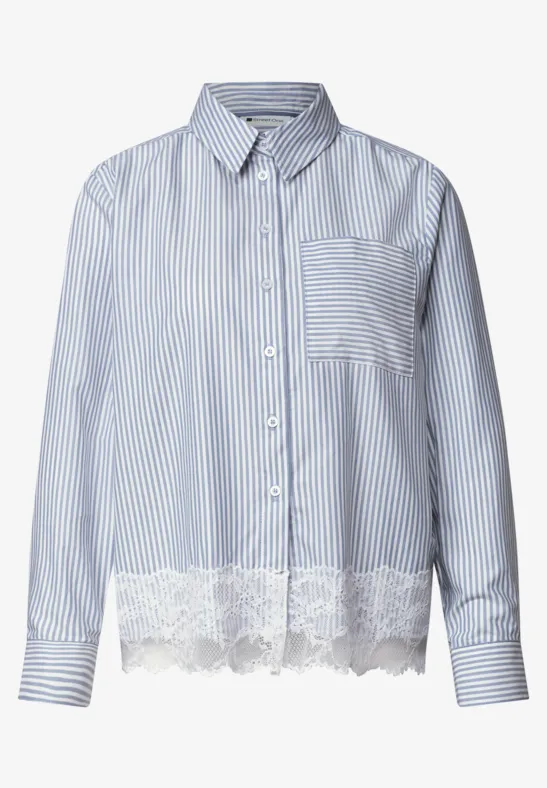 Chemise femme à rayures bleu ciel et blanches, col, poche poitrine, bordure en dentelle blanche.