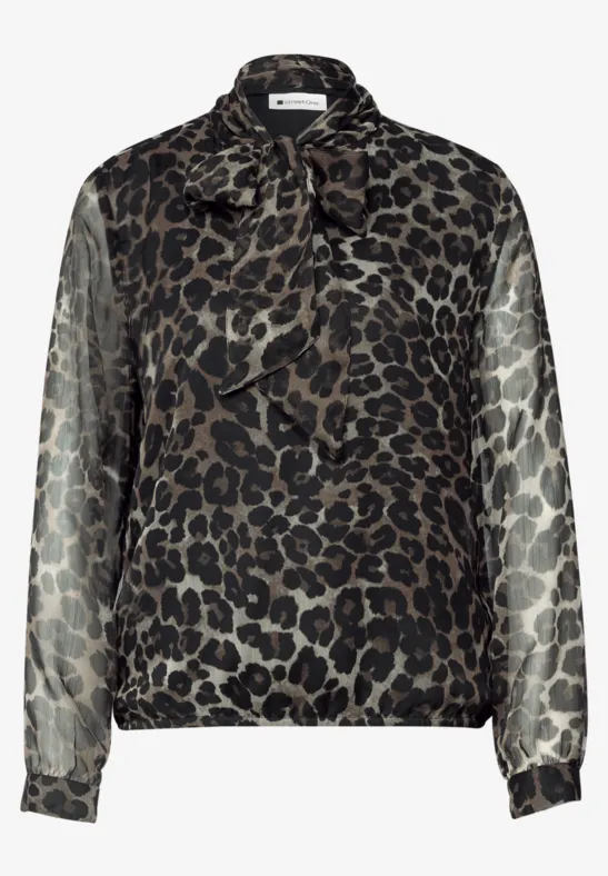 Chemisier femme à motif léopard avec col lavallière, manches longues, style élégant et tendance.