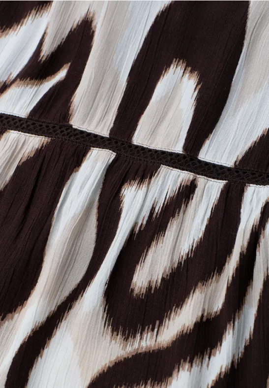 Close-up van geplooide stof met afwisselend zwart-wit zebrapatroon.