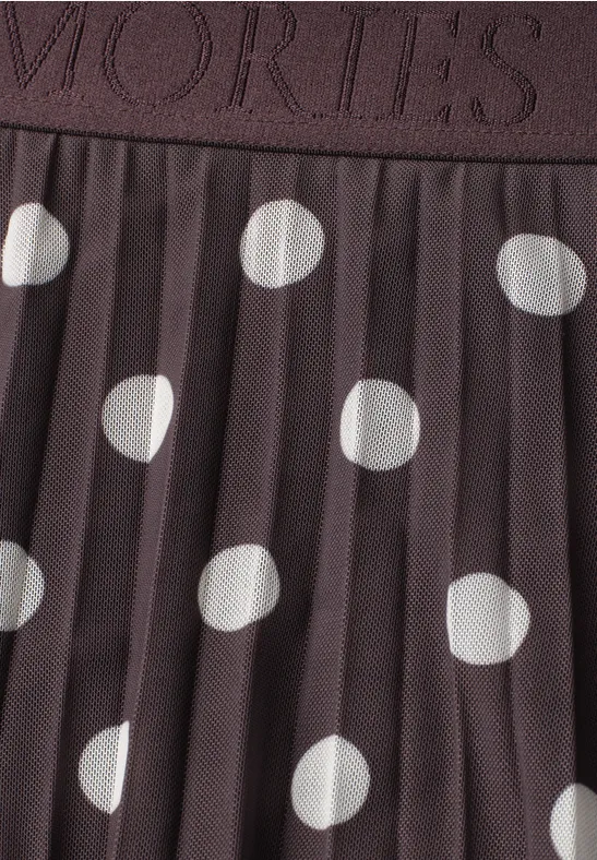 Brauner plissierter Stoff mit weißen Polka-Dots.