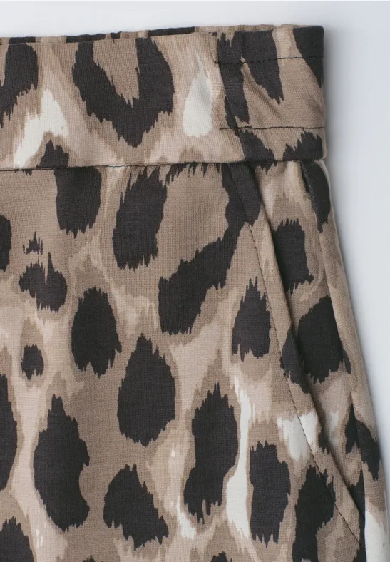 Tissu beige à taches léopard avec poche cachée en gros plan