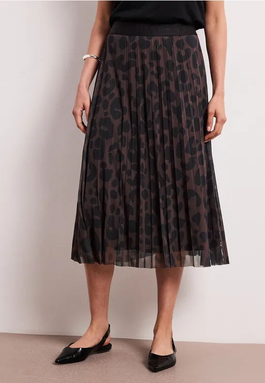Plissierter Midirock mit braun-schwarzem Leopardenmuster.