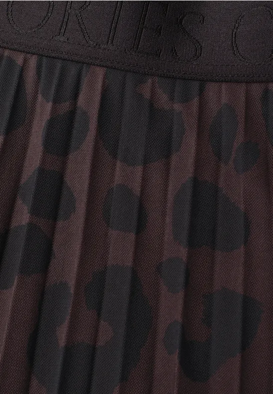 Dunkelbrauner Faltenrock mit schwarzen Leopardenflecken und breitem Bund mit geprägtem Logo