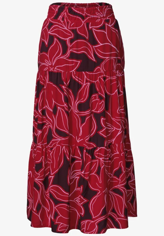 Een lange rode rok met gestileerde witte bloemenprint.