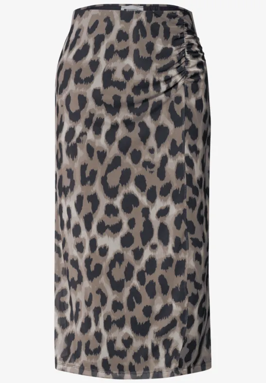 Eleganter Midirock mit Leopardenmuster und seitlicher Raffung, schlanker Schnitt bis zur Wade.