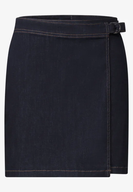 Mini-jupe en jean bleu foncé avec détail de chevauchement latéral et fermeture à boucle réglable.
