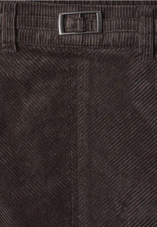 Gros plan d'une ceinture en velours côtelé marron foncé avec boucle métallique réglable.