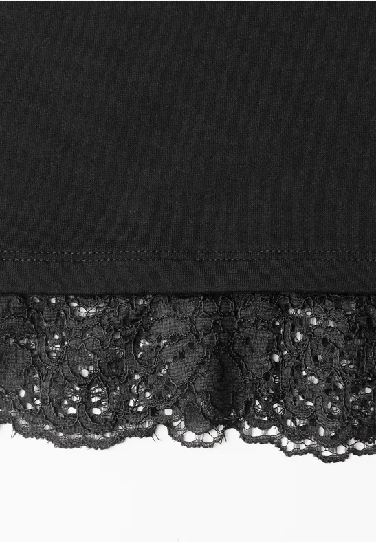 Ourlet en tissu noir orné d'une bordure en dentelle délicate.