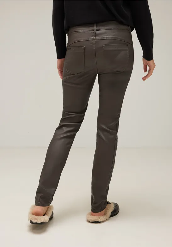 Slim fit broek met coating falcon brown