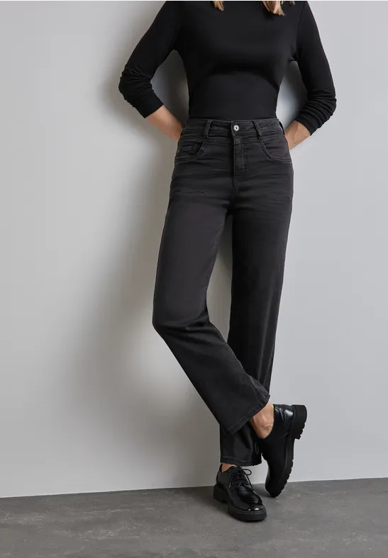 Straight Leg Jeans deep black wash