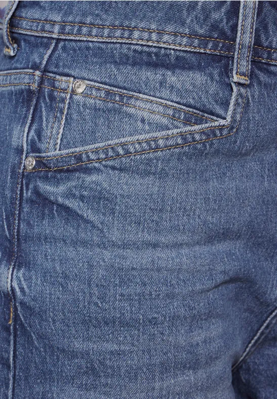 Nahaufnahme einer blauen Jeans mit Gesäßtasche.