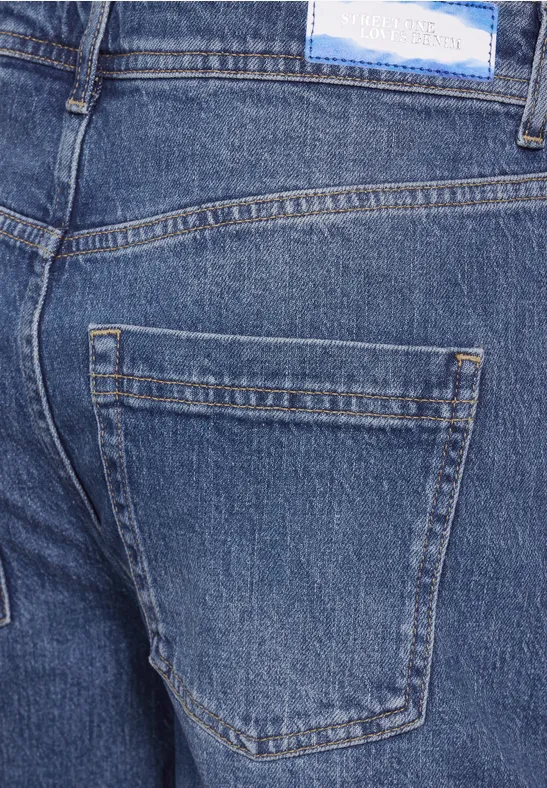 Nahaufnahme einer blauen Jeans mit Gesäßtasche.
