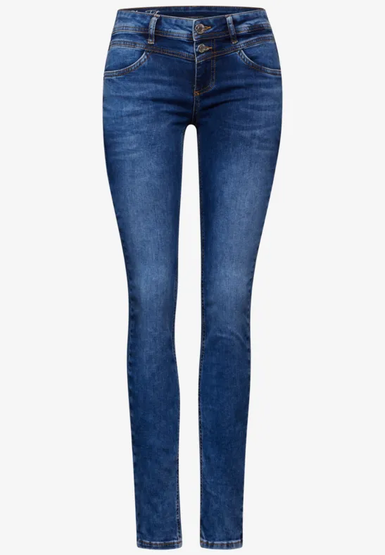 Blaue Damenjeans mit schmalem Schnitt und Doppelkknopf vorn.