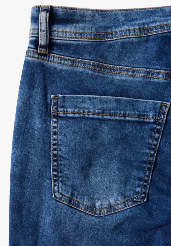 Hintere Tasche einer blauen Jeanshose in Nahaufnahme.