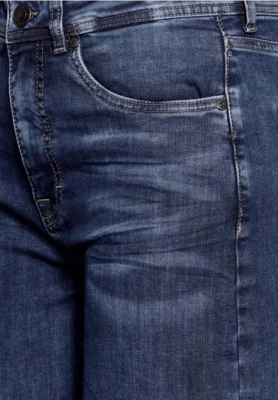 Nahaufnahme einer blauen Jeans mit sichtbarer Tasche.