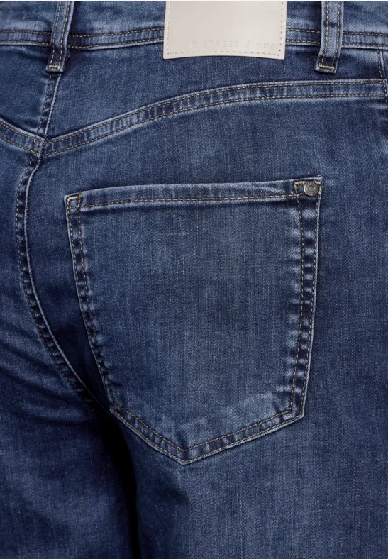 Nahaufnahme einer blauen Jeans mit Gesäßtasche.