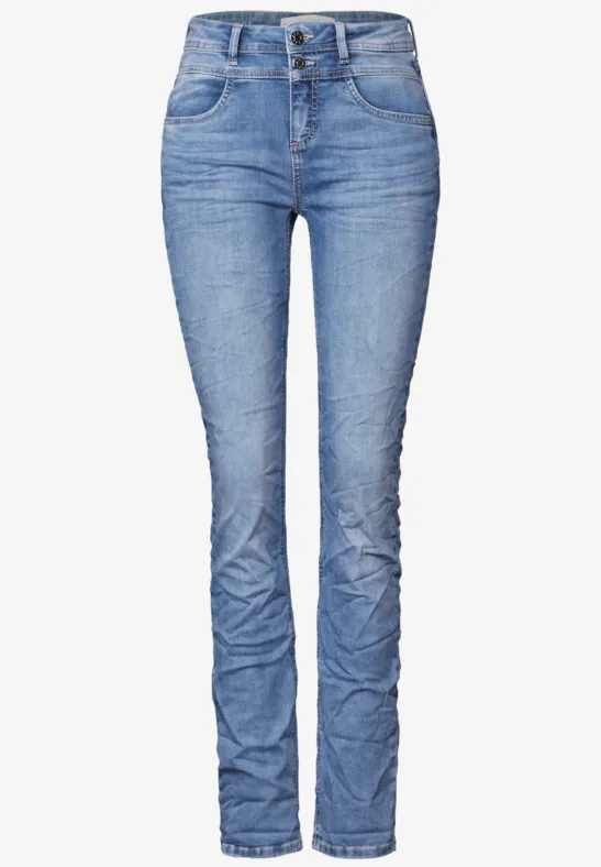 Blaue Damenjeans mit schmalem Schnitt und klassischem Five-Pocket-Design.