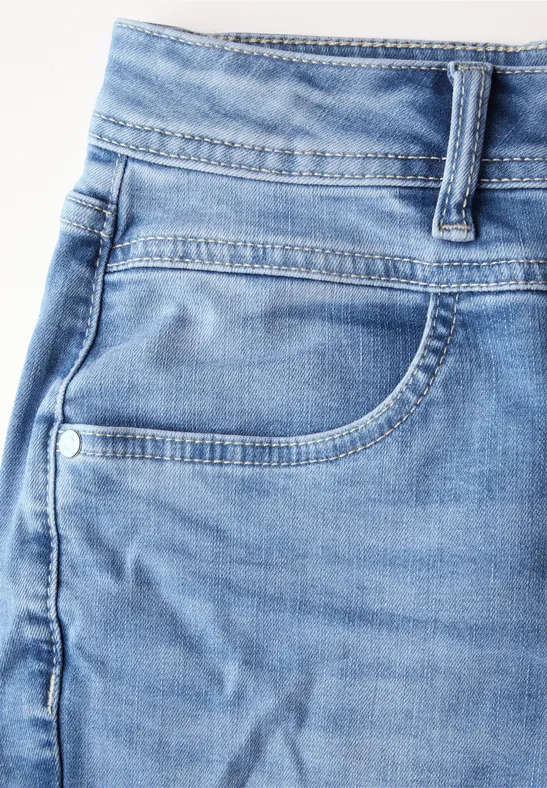 Nahaufnahme einer blauen Jeans mit Tasche.