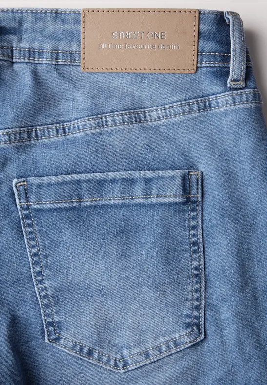 Helle Jeans mit Gesäßtasche und Markenetikett oben am Bund.