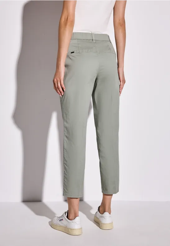 Zachte keperstof chino pastel green