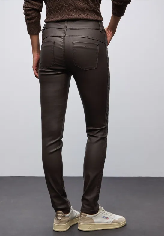 Slim Fit pantalon enduit deep roast brown