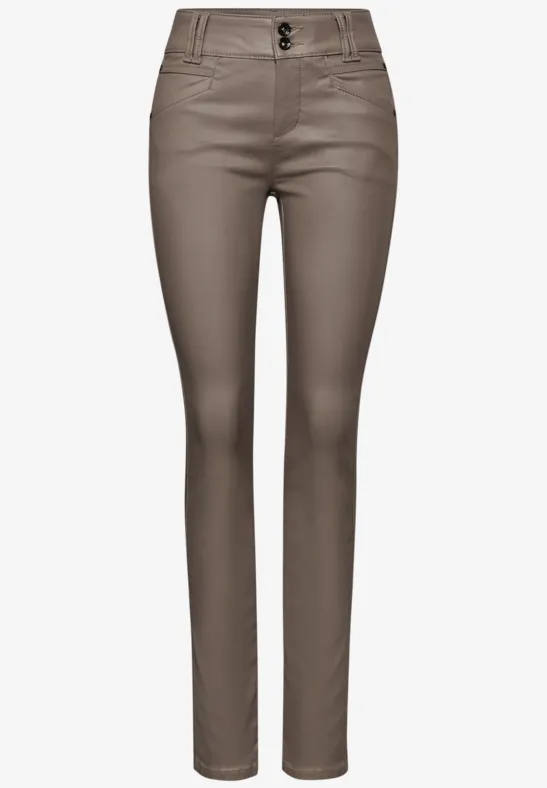 Slim Fit gecoate broek silk brown