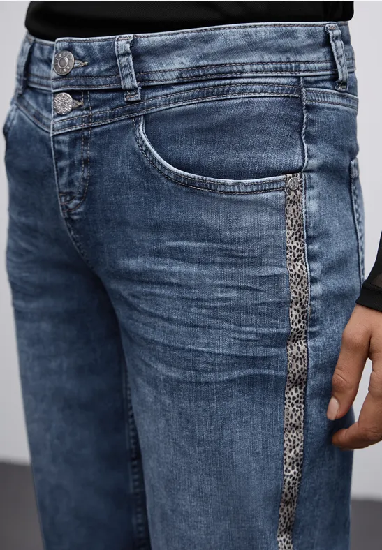 Straight Leg Jeans mit Tape Medium Blue Wash