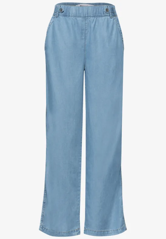 Lichtblauwe denim jeans met wijde pijpen en hoge taille.