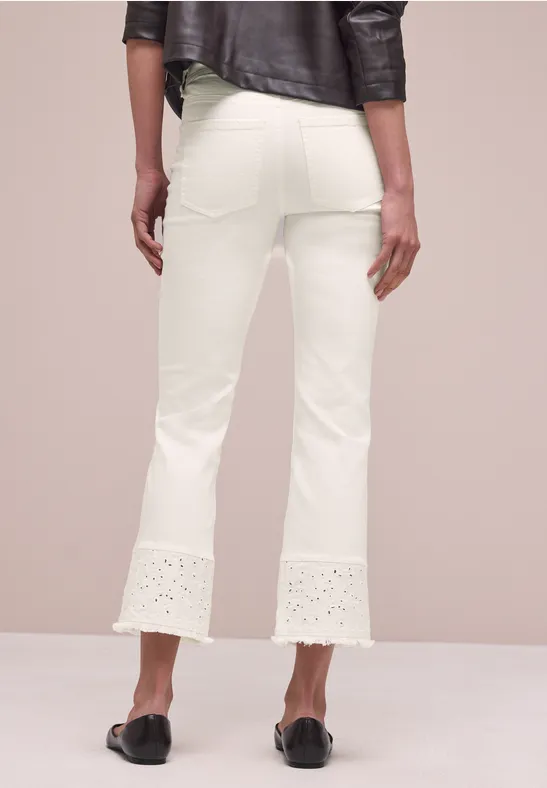 Weiße Jeans mit ausgestelltem Bein und verspieltem Spitzensaum