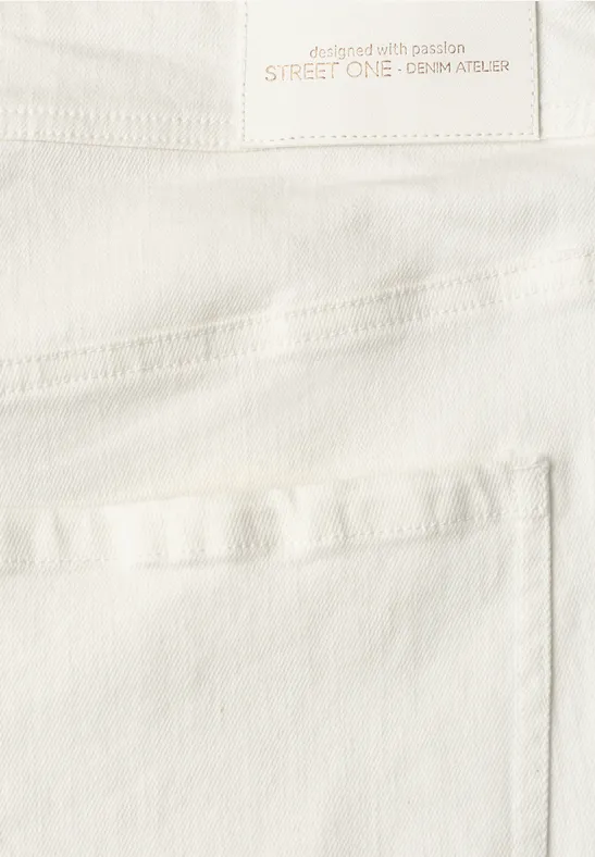 Cremeweiße Denim-Jeans mit sichtbarer Gesäßtasche