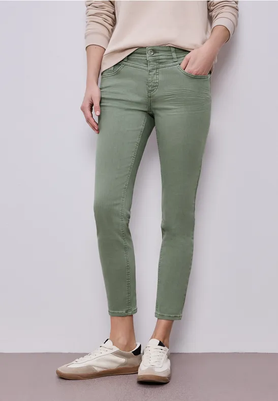 Mid Waist Slim Leg Jeans dans un Casual Fit Sage Green Washed