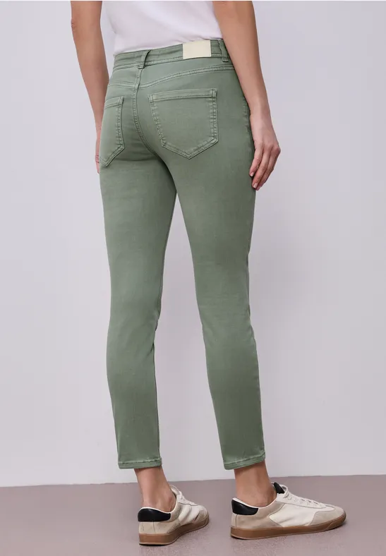 Mid Waist Slim Leg Jeans dans un Casual Fit Sage Green Washed