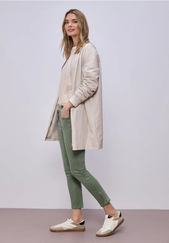 Mid Waist Slim Leg Jeans dans un Casual Fit Sage Green Washed